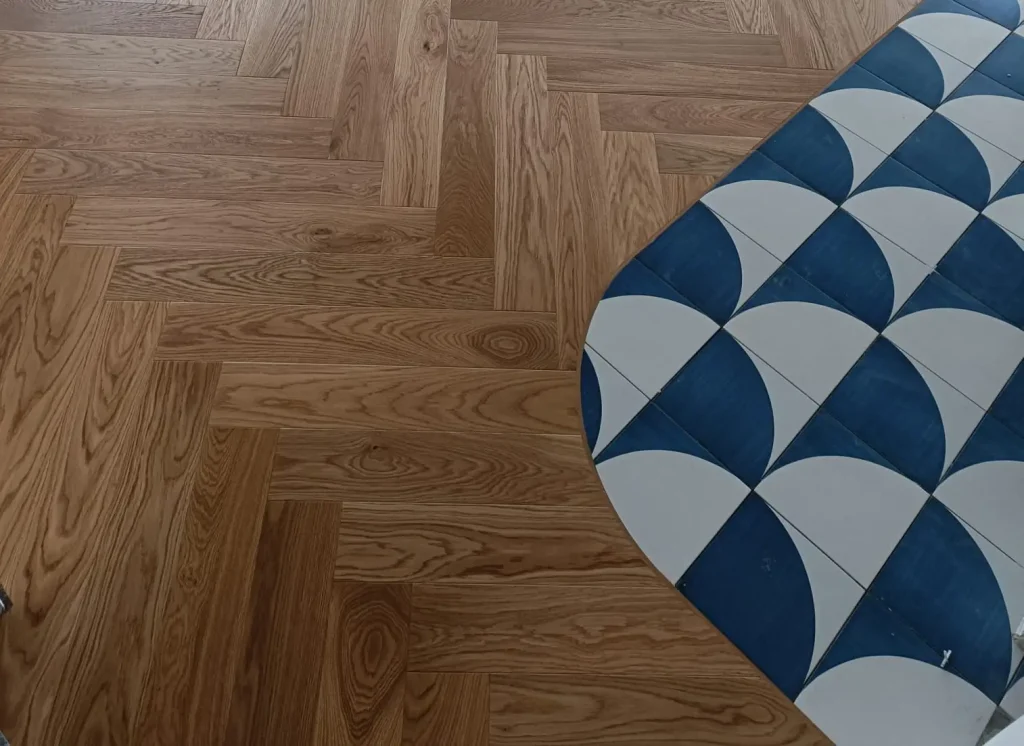 Połączenie płytek z parkietem w mieszkaniu przy ul. Lubostroń w Krakowie