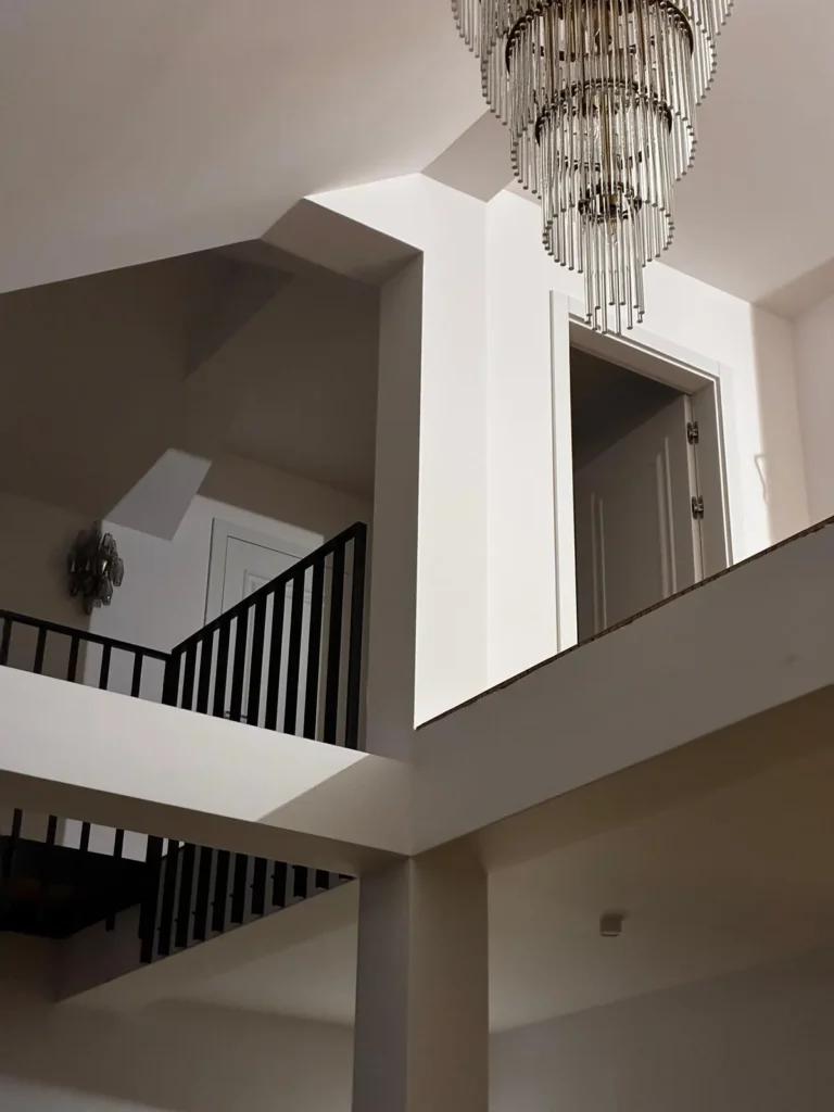 Nowoczesna antresola z czarną balustradą w wykończonym domu pod klucz w Sławkowicach pod Krakowem.