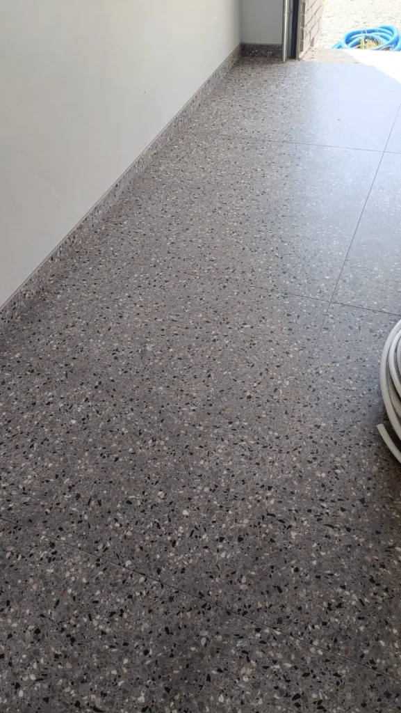 Wykończony garaż z trwałą posadzką w domu pod klucz w Sławkowicach pod Krakowem.
