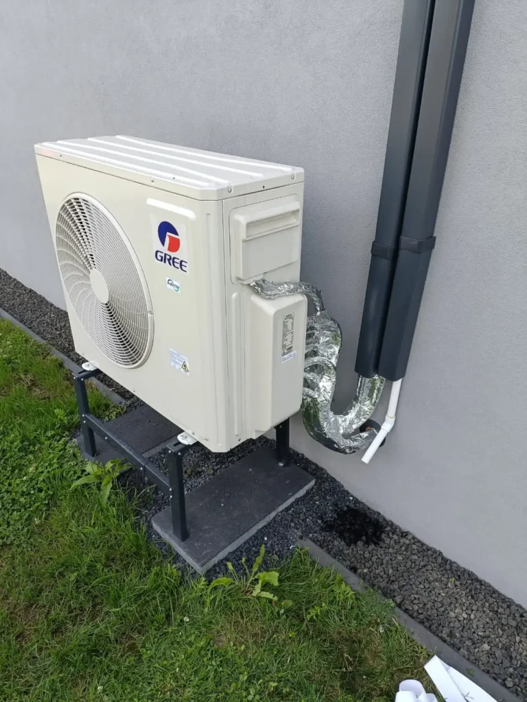 Jednostka zewnętrzna klimatyzacji zamontowana przy wykończonym domu pod klucz w Liszkach pod Krakowem.